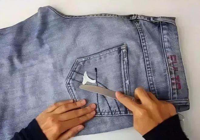 衣服上的口香糖残胶尊龙凯时怎样去除(图2)