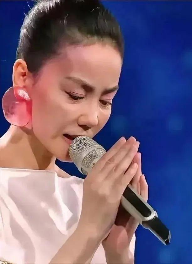 已离世一个人过年显落寞谢霆锋晒照陪儿子散步尊龙凯时·中国网站王菲已是孤儿父母哥哥