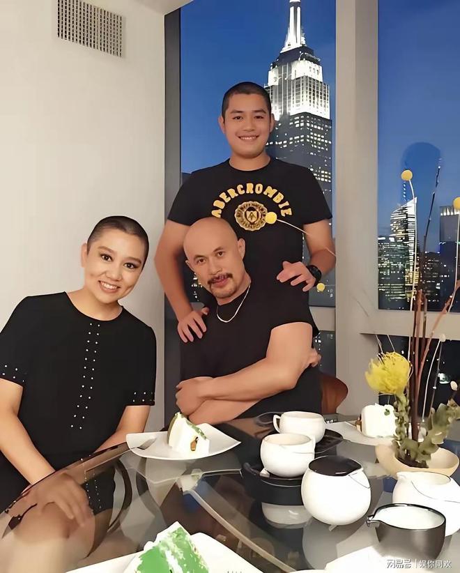 身处纽约餐厅时的温馨留影尊龙AG网站徐锦江和家人(图1)
